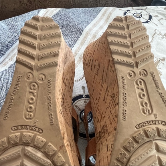 CROCS Aleigh tan wedges W6 sizing - Picture 6 of 8
